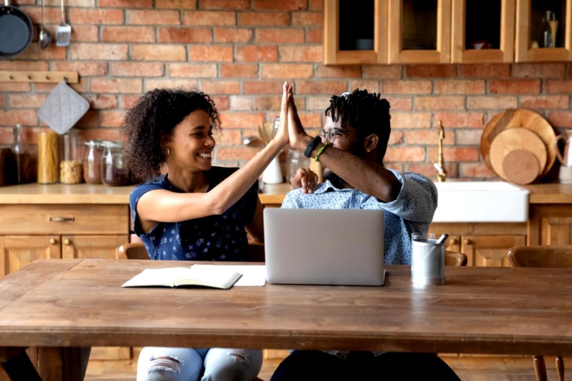 Professioneel team aan het werk met budgetsoftware